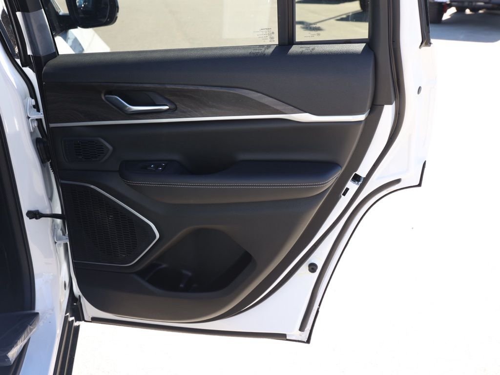 New 2026 Bright White Clear-Coat Exterior Paint Jeep Limited image 18