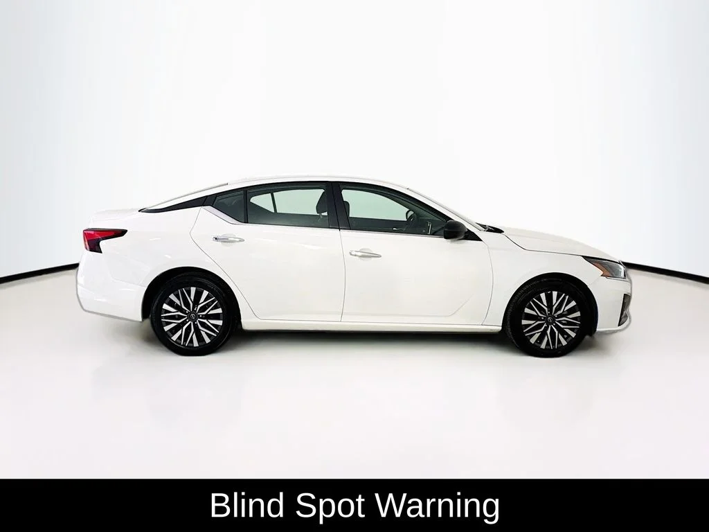 Used 2025 Glacier White Nissan 2.5 SV image 8