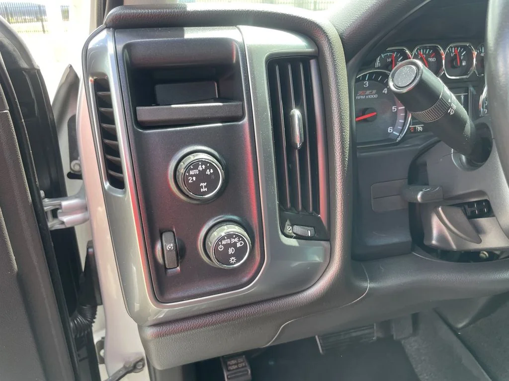 Used 2014 Silver Ice Metallic Chevrolet LT image 17