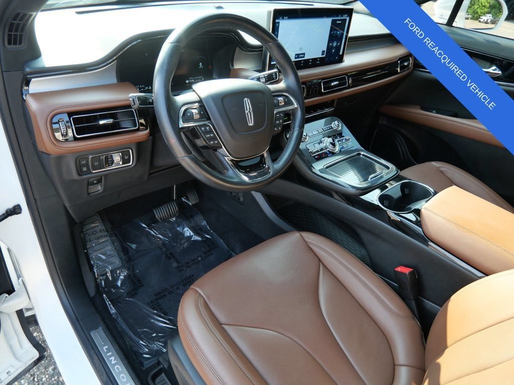 Used 2023 White Lincoln Reserve image 3