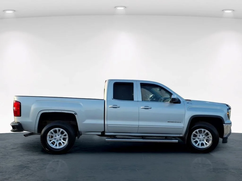 Used 2017 Silver GMC SLE image 5