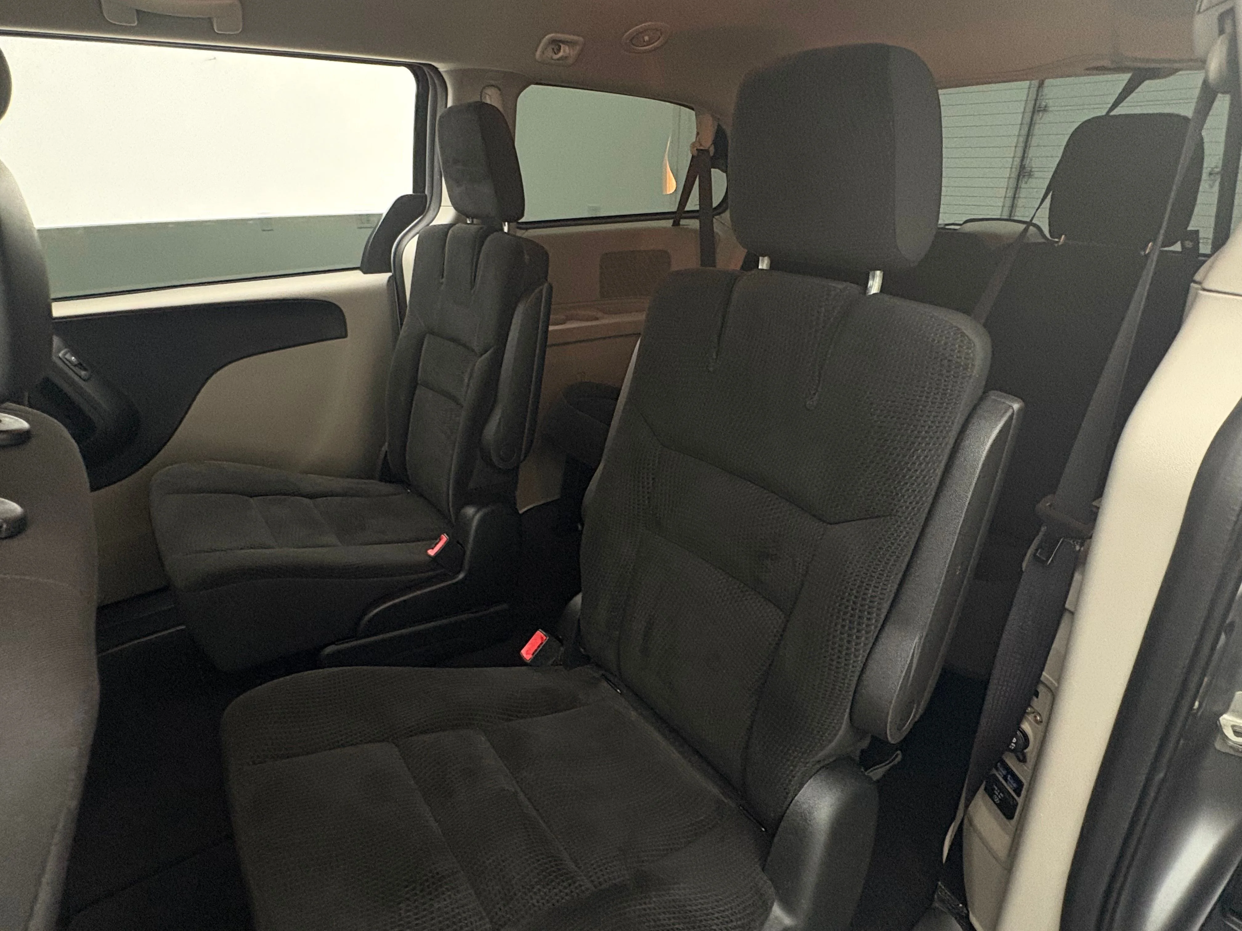 Used 2018 Billet Silver Metallic Clearcoat Dodge SE image 33