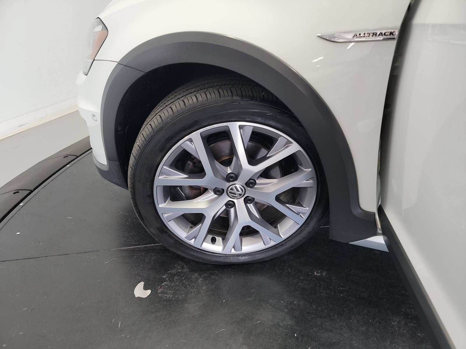 Used 2017 Pure White Volkswagen SEL image 29
