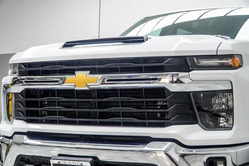 Used 2025 White Chevrolet LT image 2
