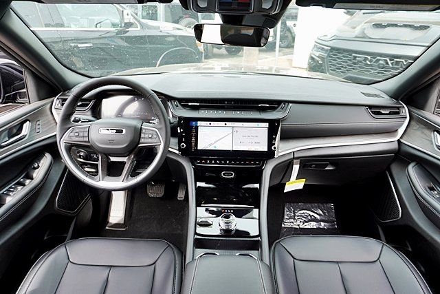 New 2026 Diamond Black Crystal Pearl-Coat Exterior Paint Jeep Limited image 22