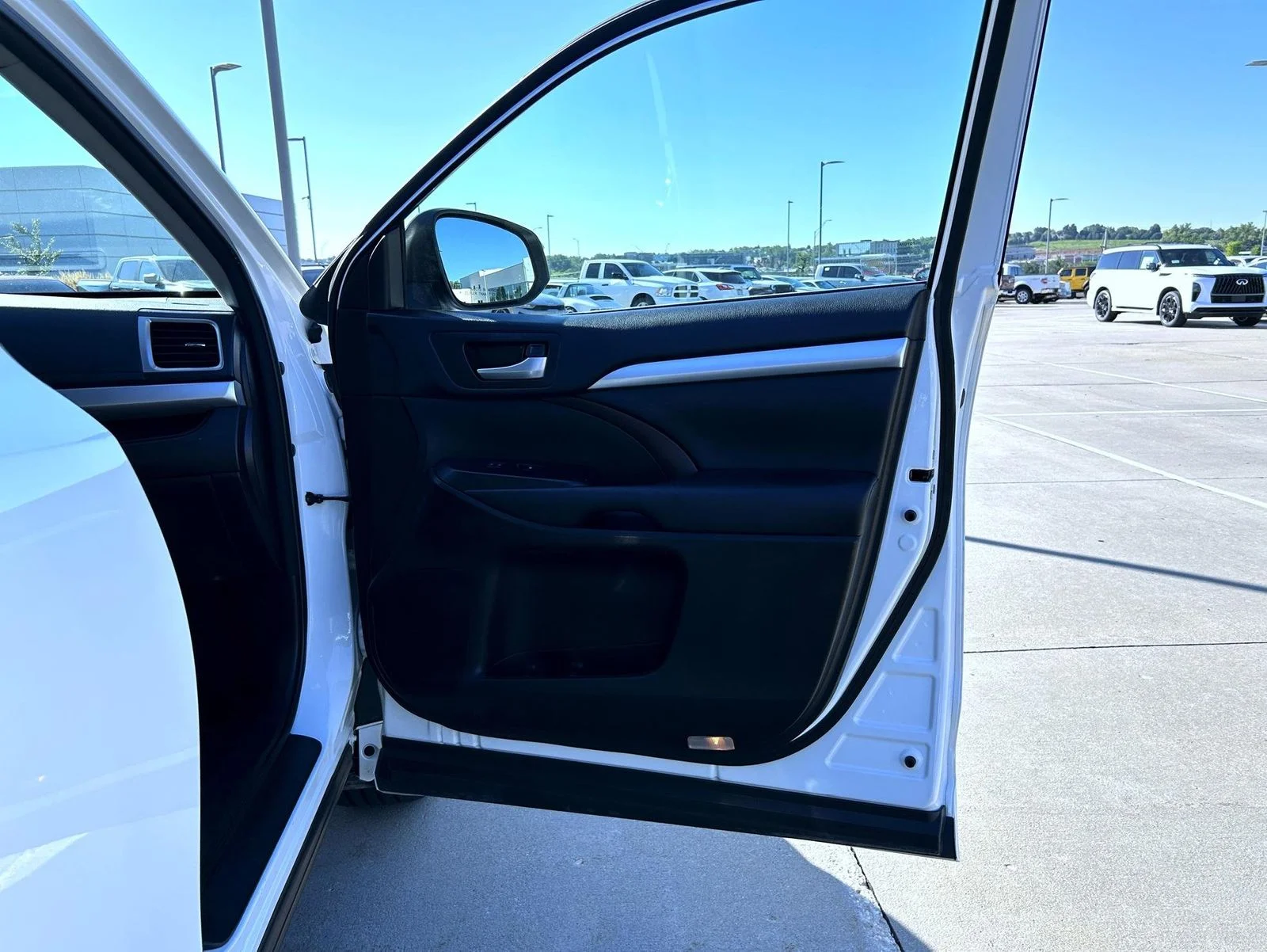Used 2017 White Toyota XLE image 16