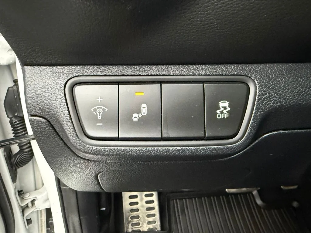 Used 2023 White Kia GT image 28