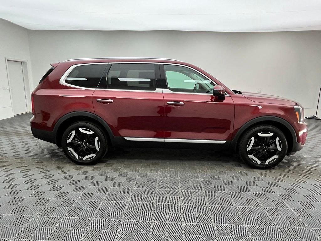 Used 2024 Red Kia S image 7