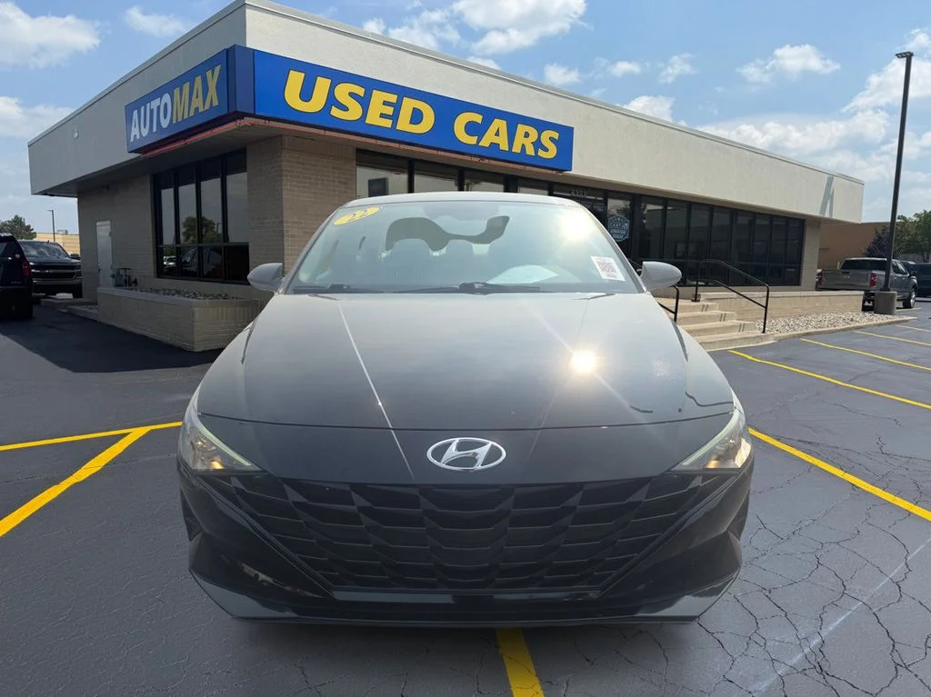 Used 2022 Phantom Black Hyundai SE image 3
