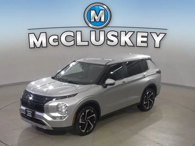 Used 2024 Silver Mitsubishi SE image 18