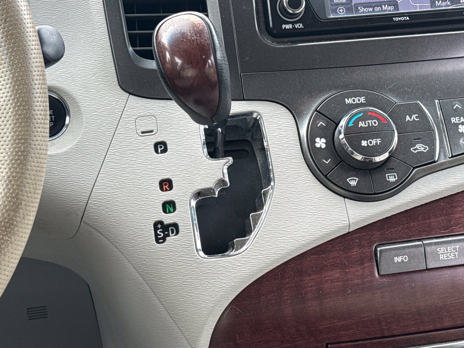 Used 2014 Gray Toyota XLE image 25