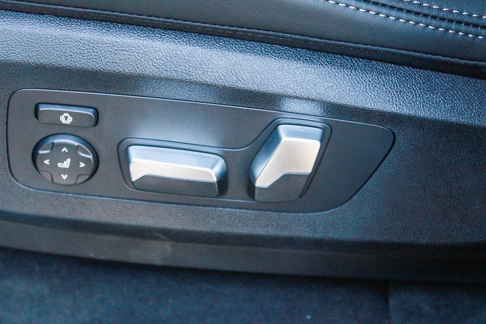 New 2026 Black Sapphire Metallic BMW xDrive50e image 21
