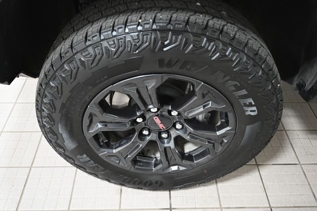 Used 2024 White GMC Elevation image 19