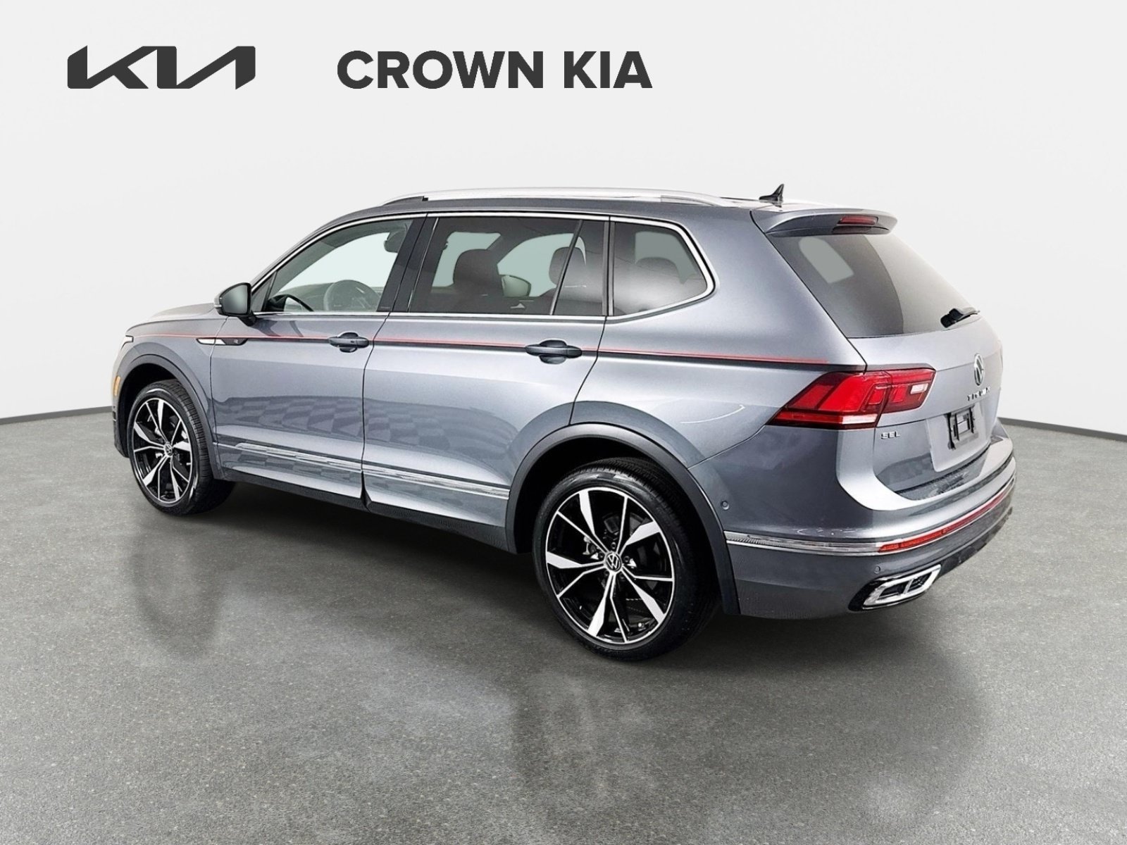 Used 2024 Gray Volkswagen SEL R-Line image 7