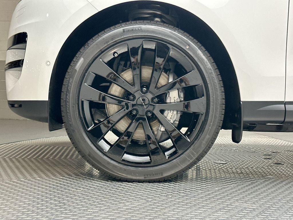 New 2026 Fuji White Land Rover SE image 5