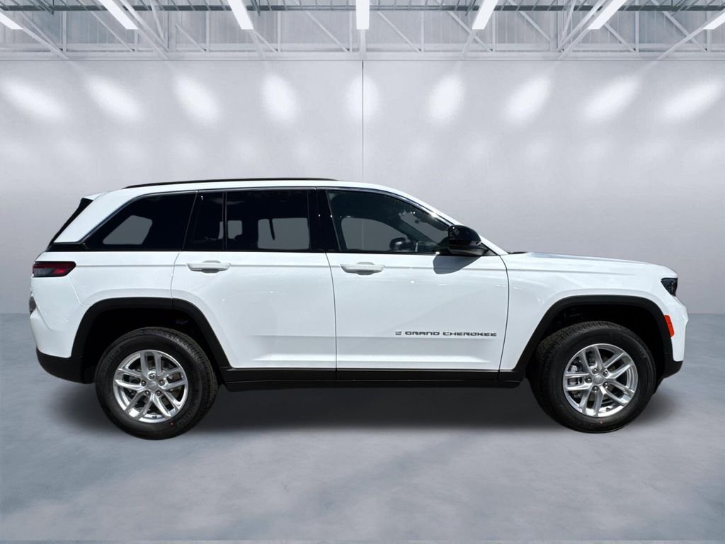 New 2026 Bright White Clear-Coat Exterior Paint Jeep Laredo X image 3