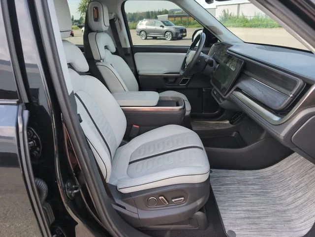 Used 2023 Midnight Rivian Adventure image 10