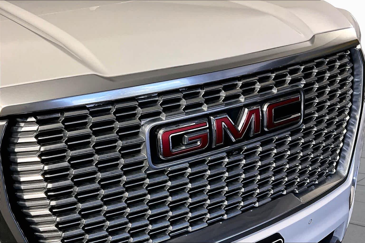 Used 2021 White Frost Tricoat GMC Denali image 28