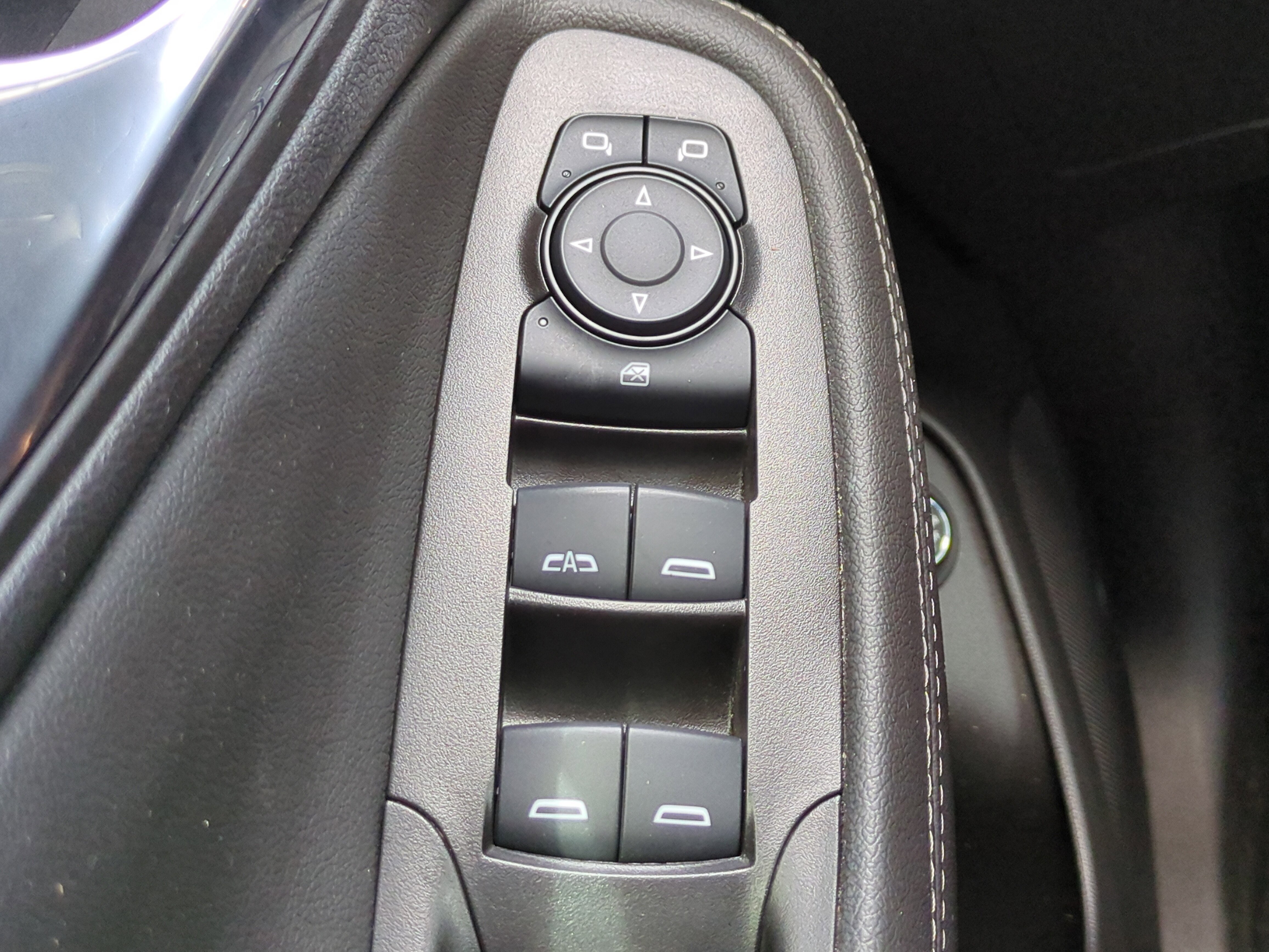 Used 2023 White Frost Tricoat Buick Essence image 28