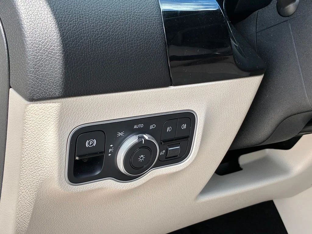 Used 2025 White Mercedes-Benz GLA 250 image 19