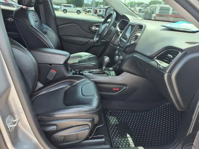 Used 2020 Silver Jeep Trailhawk image 22