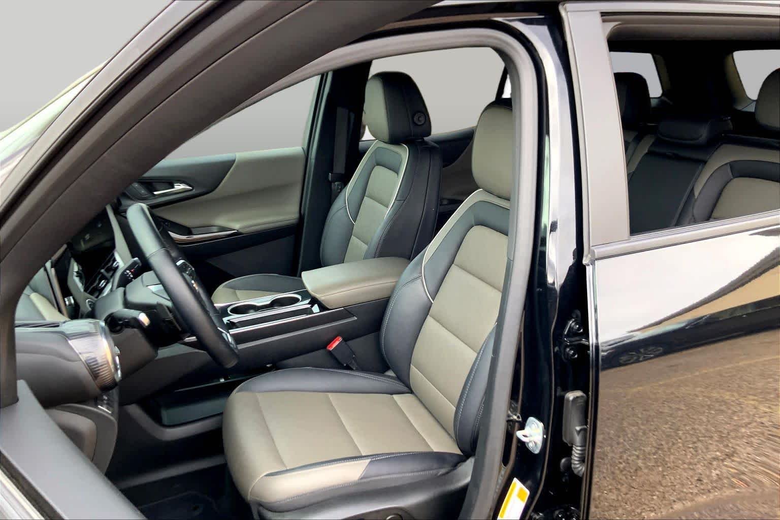 Used 2025 Mosaic Black Metallic Chevrolet FWD LT image 8