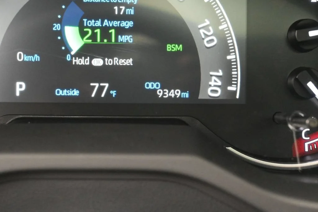 Used 2025 White Toyota XLE Premium image 26