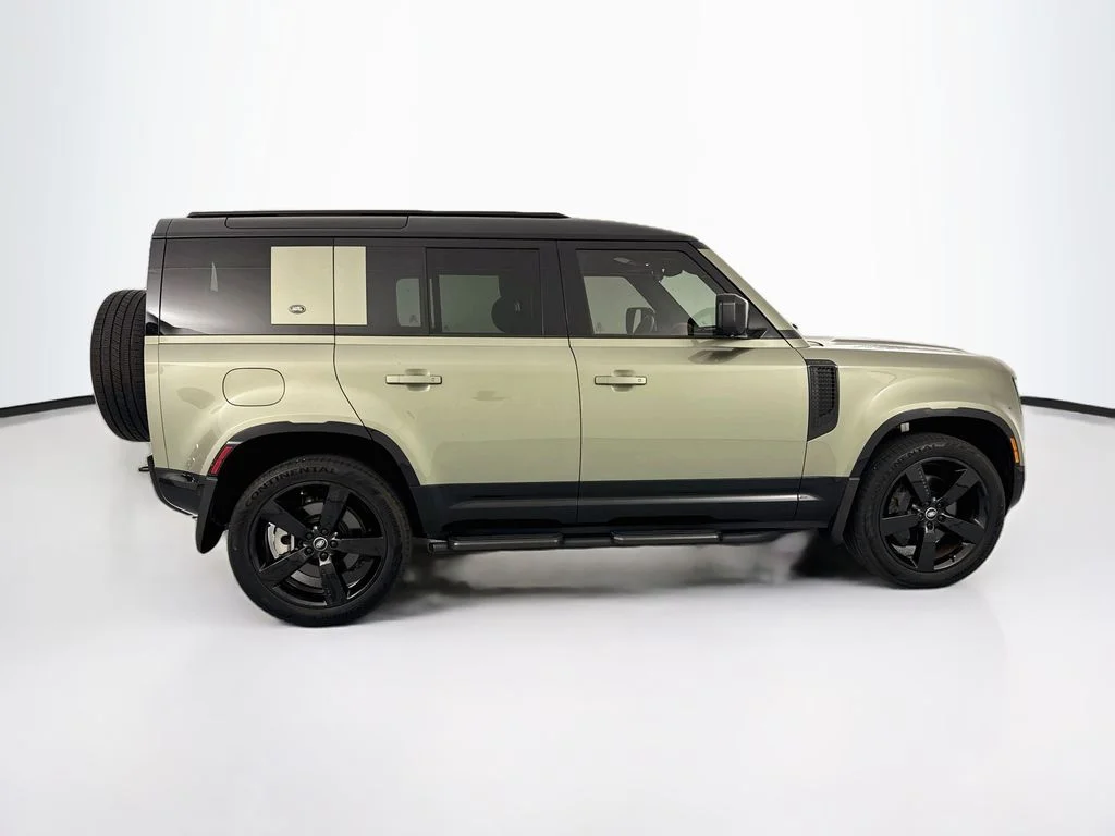 Used 2024 Green Land Rover X-Dynamic SE image 4