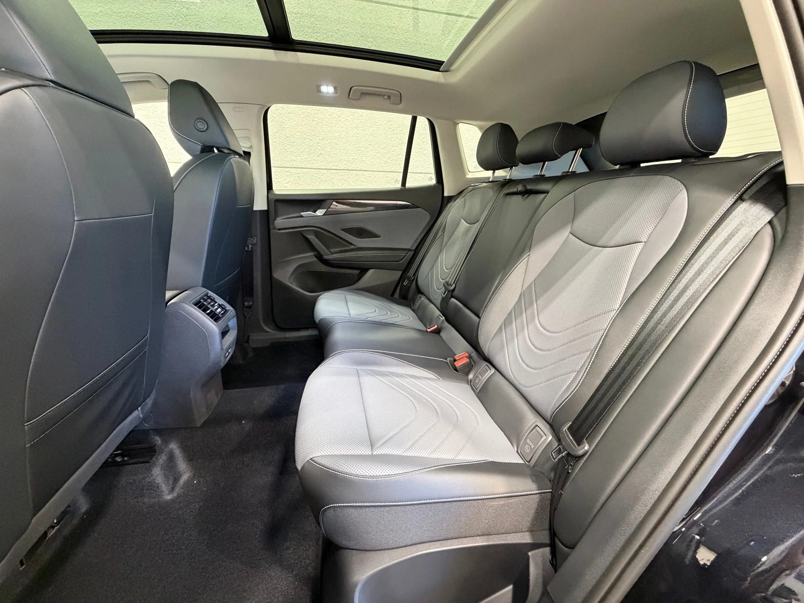 New 2026 Black Volkswagen 2.0T SE image 22
