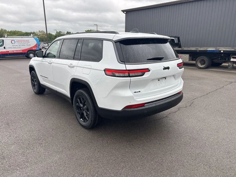 New 2026 Bright White Clear-Coat Exterior Paint Jeep Altitude image 5
