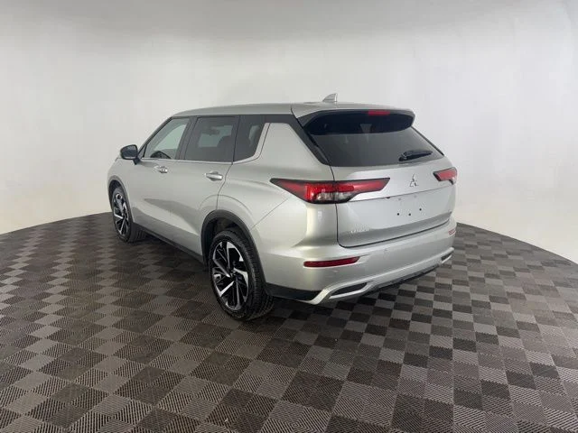 Used 2023  Mitsubishi SE image 7