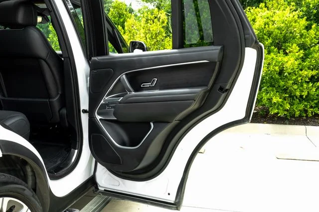 Used 2024 White Land Rover SE image 57
