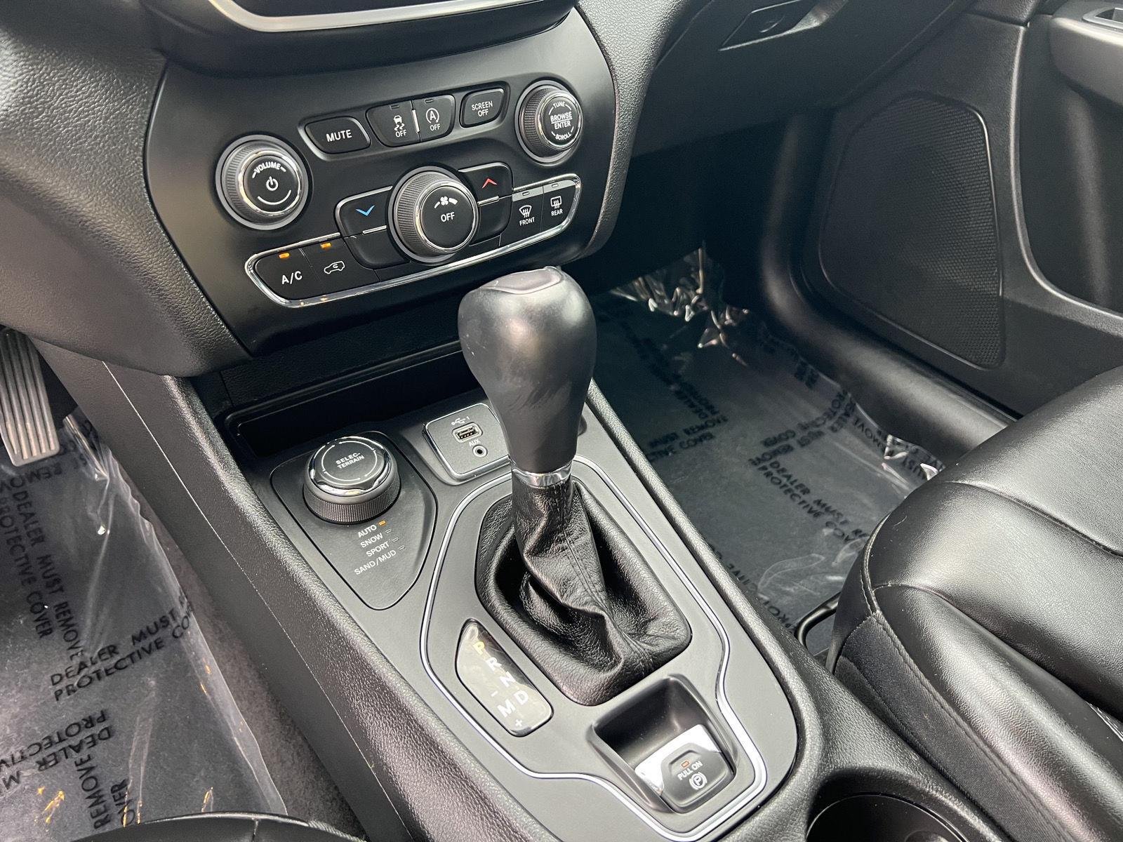 Used 2019 Diamond Black Crystal Pearlcoat Jeep Latitude Plus image 37