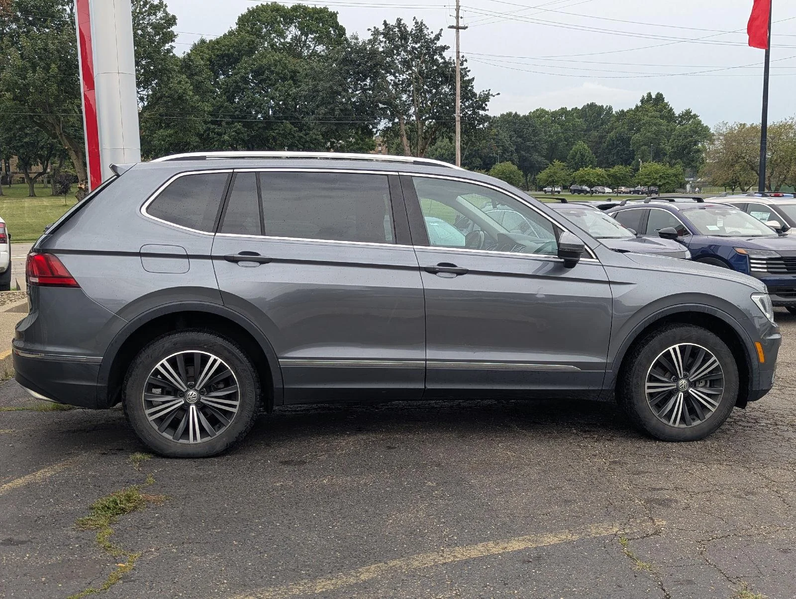 Used 2018 Platinum Gray Metallic Volkswagen SEL image 9