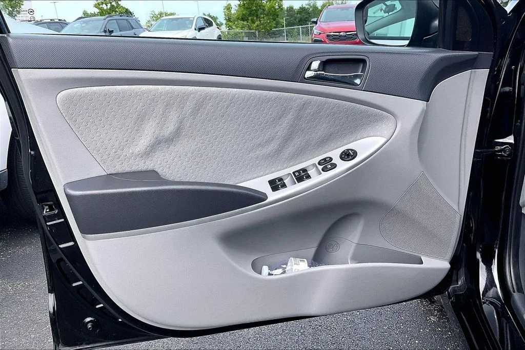 Used 2013 Black Hyundai SE image 20
