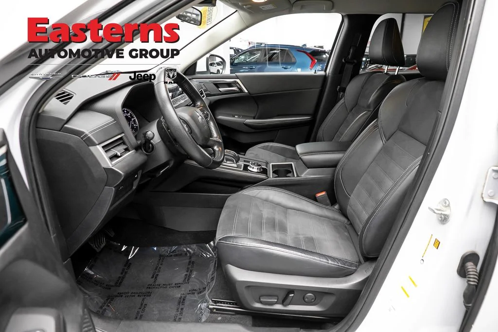 Used 2022 White Mitsubishi SE image 14