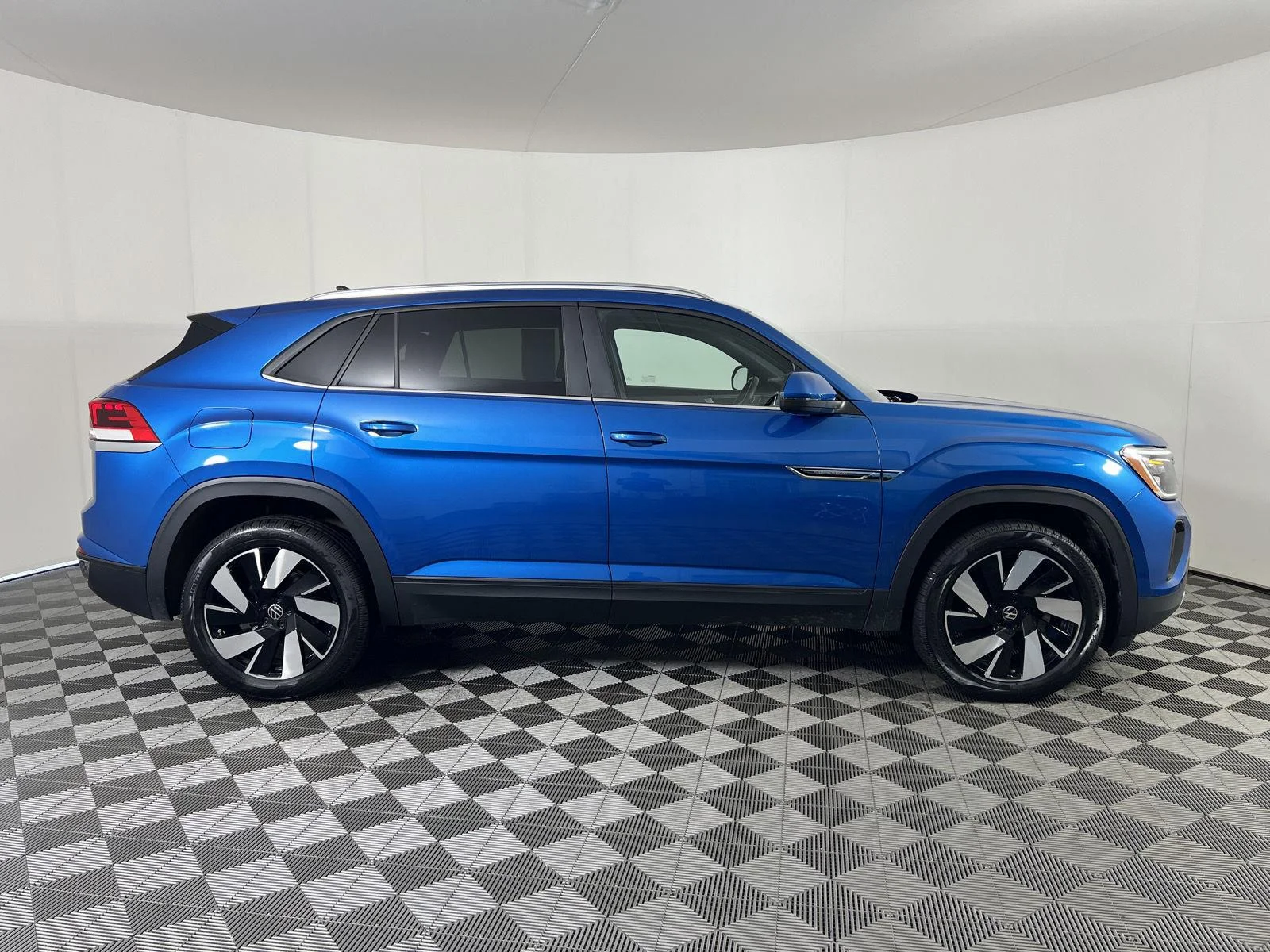 Used 2024  Volkswagen 2.0T SE w/Technology image 26