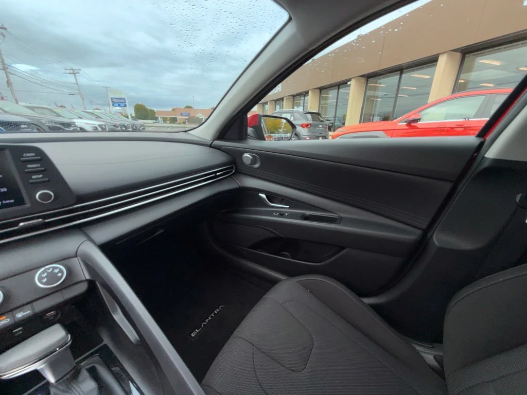 Used 2023 Red Hyundai SE image 18
