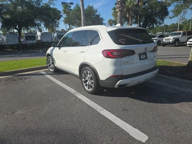 Used 2022 Alpine White BMW sDrive40i image 3