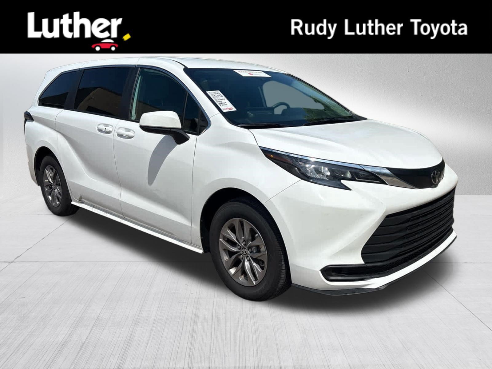 2026 Toyota Sienna LE 8-Passenger Hybrid FWD's photo
