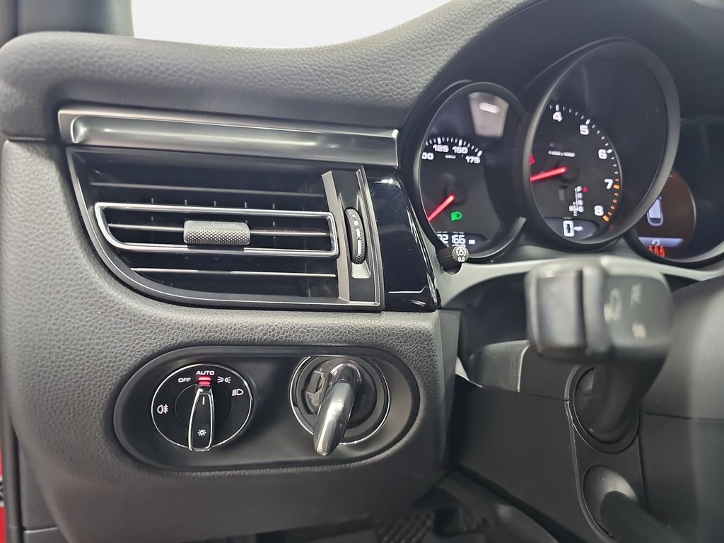 Used 2021  Porsche Base image 28