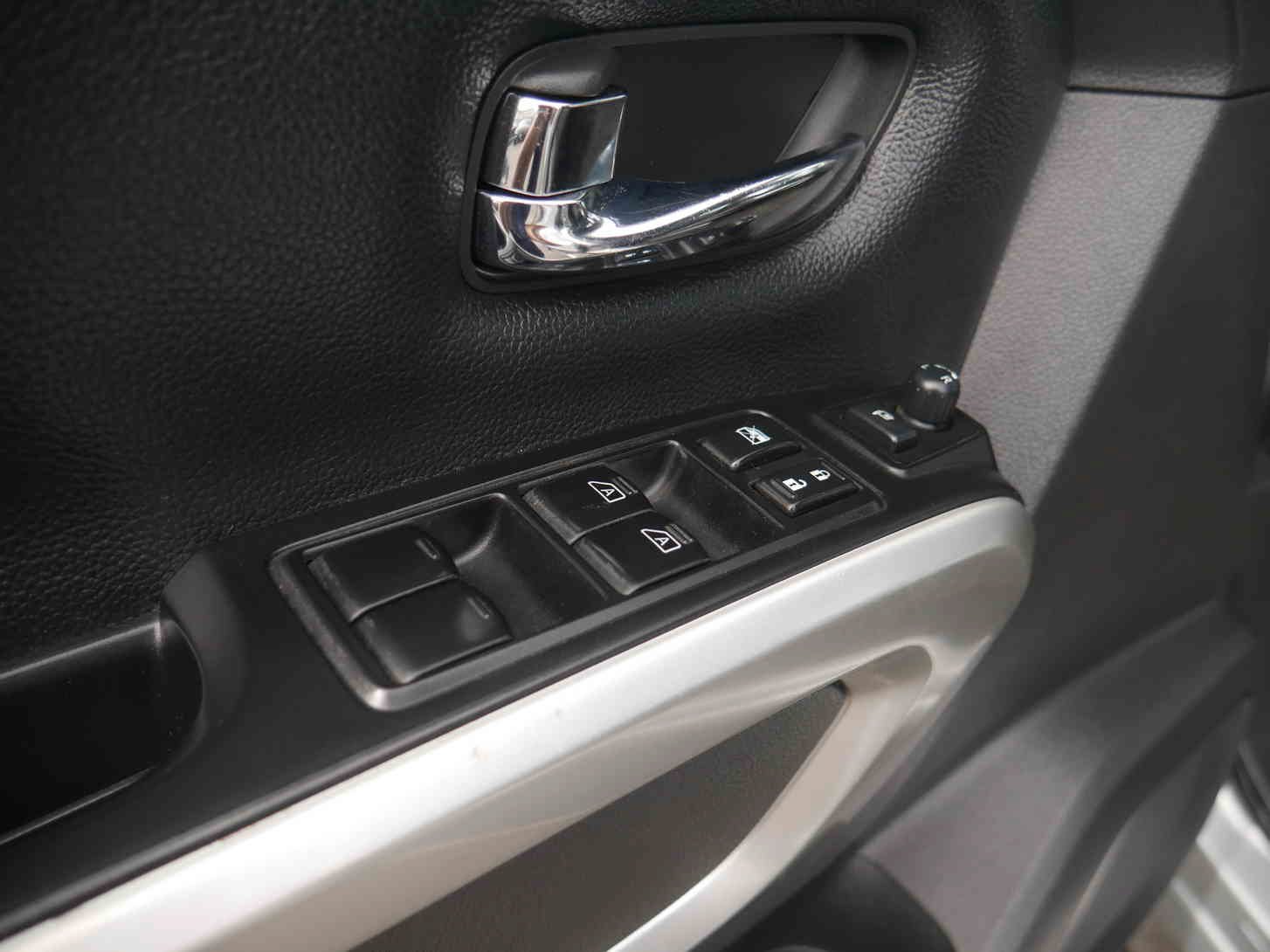Used 2017 Silver Nissan SL image 29