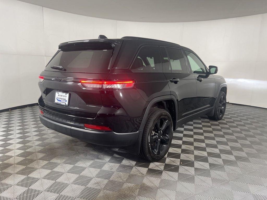 Used 2025 Diamond Black Crystal Pearlcoa Jeep Altitude X image 9