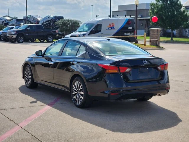 Used 2025 Super Black Clearcoat Nissan 2.5 SV image 4