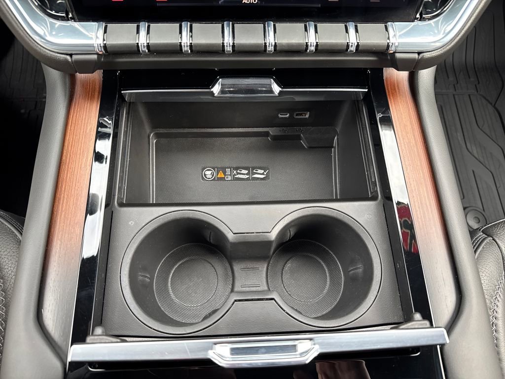 2025 GMC Yukon Denali - Photo 36