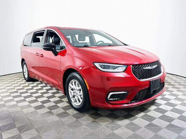 Certified Pre-Owned 2025 Chrysler Pacifica Select