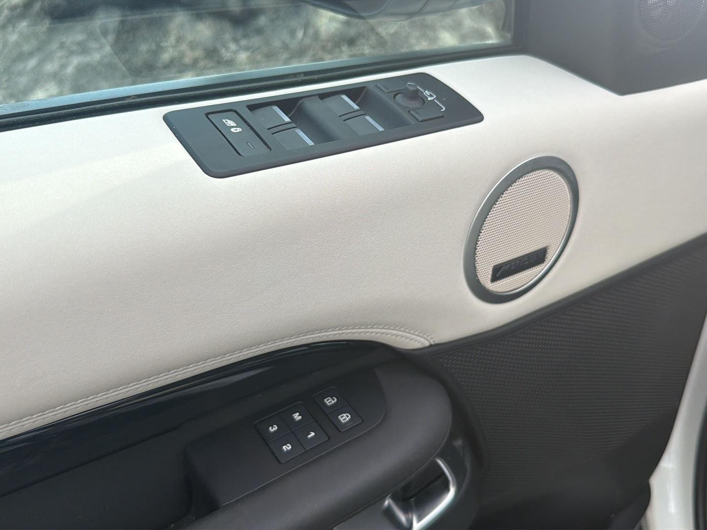 Used 2025  Land Rover S image 10