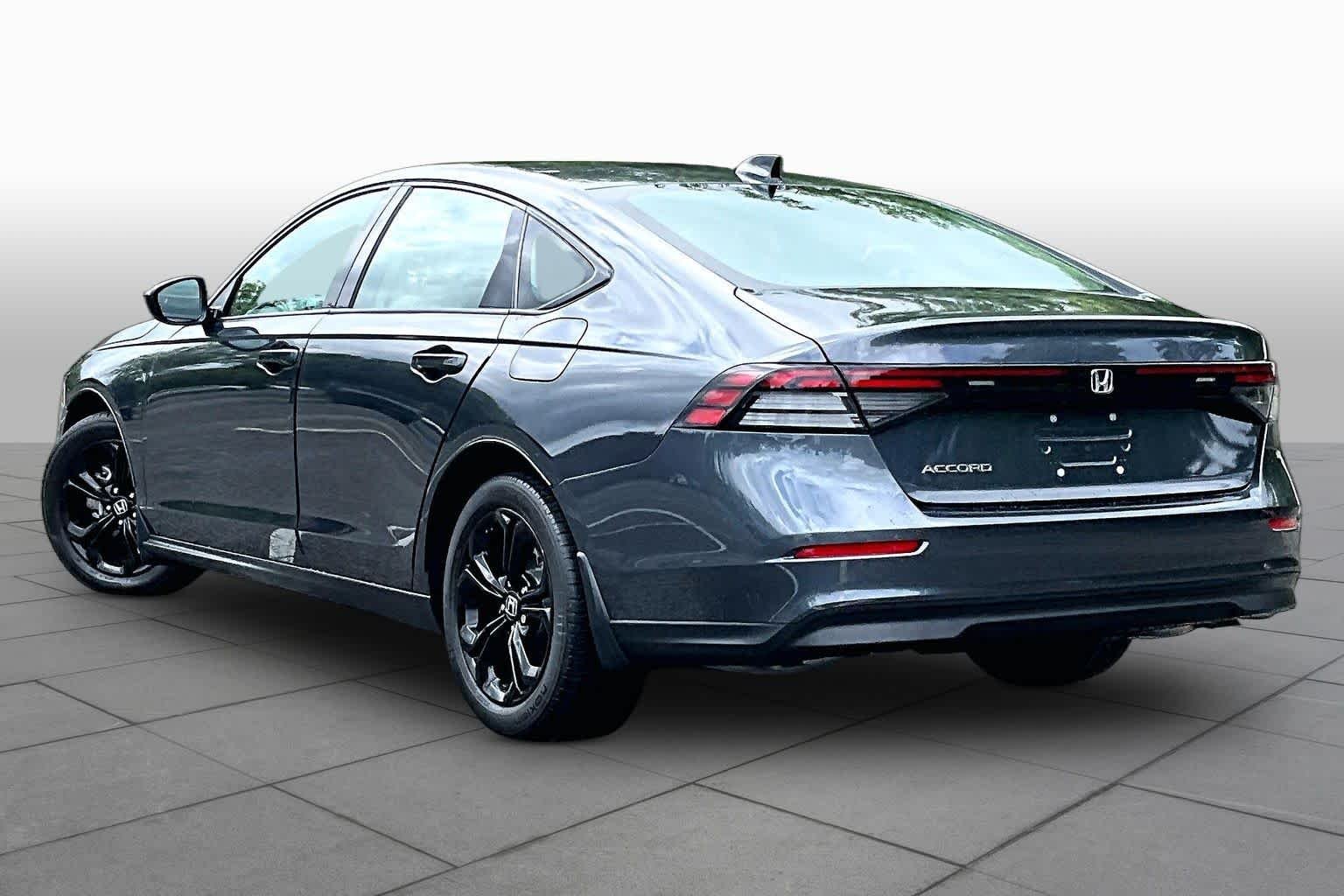 Used 2025 Meteorite Gray Metallic Honda SE image 11