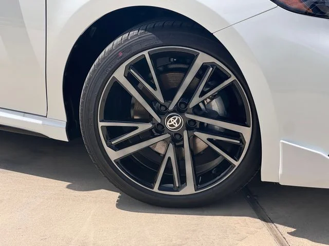 New 2026 Wind Chill Pearl <sup>1</sup> Toyota  XSE image 2