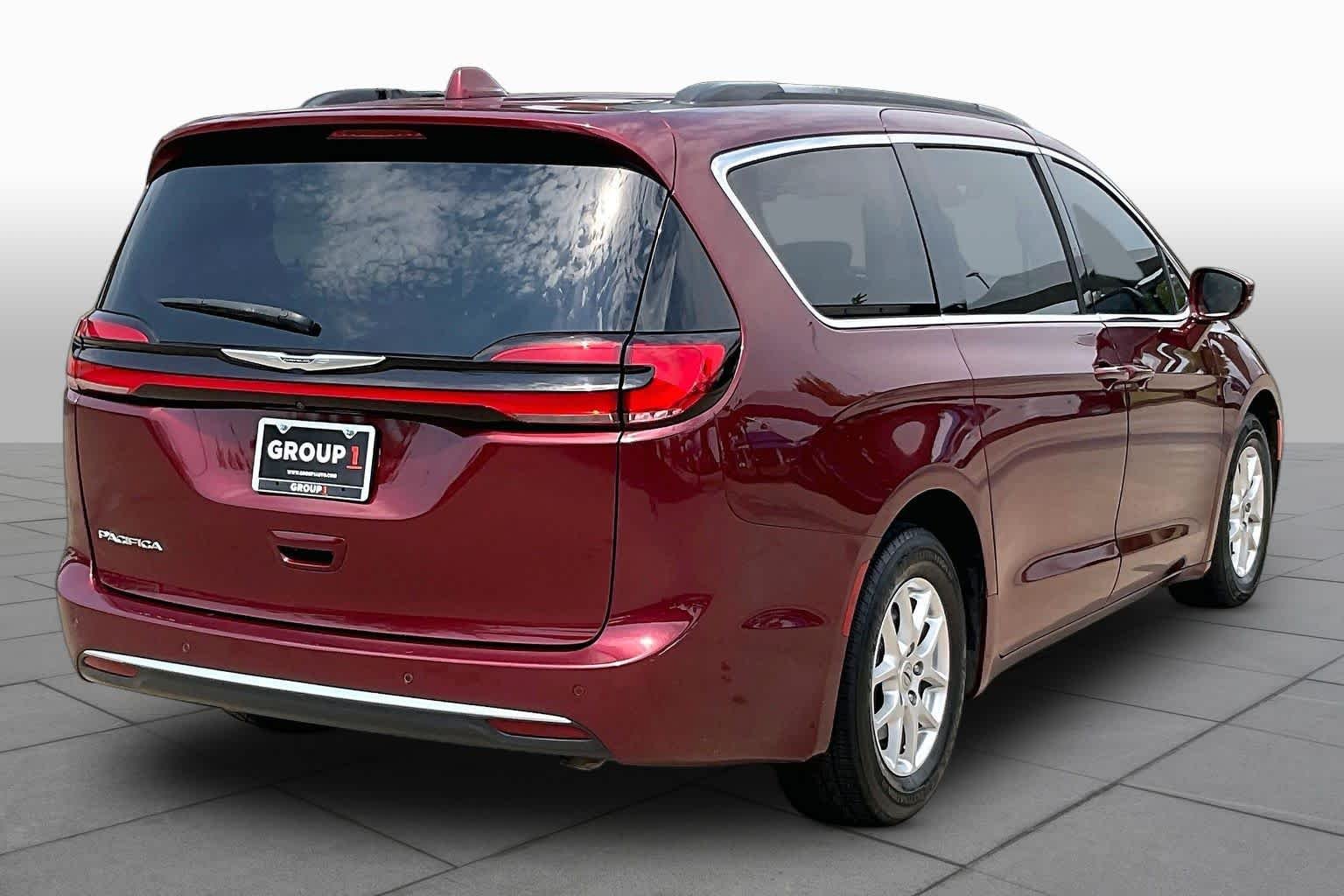 Used 2022 Velvet Red Pearlcoat Chrysler Touring L image 13